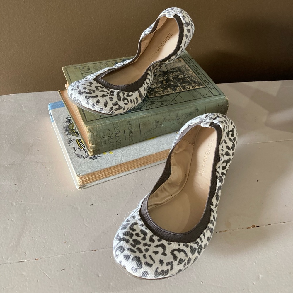 BCBG scrunch flats